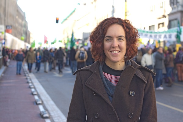 María Pastor diputada de Más Madrid posando